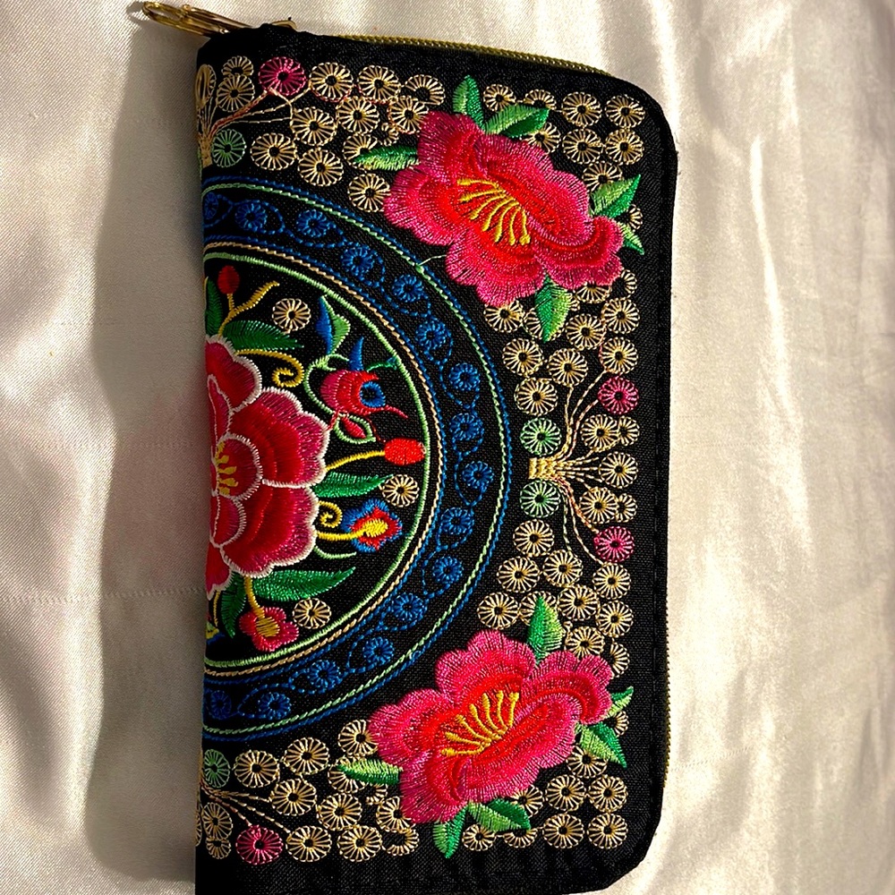 Embroidered cloth Clutch